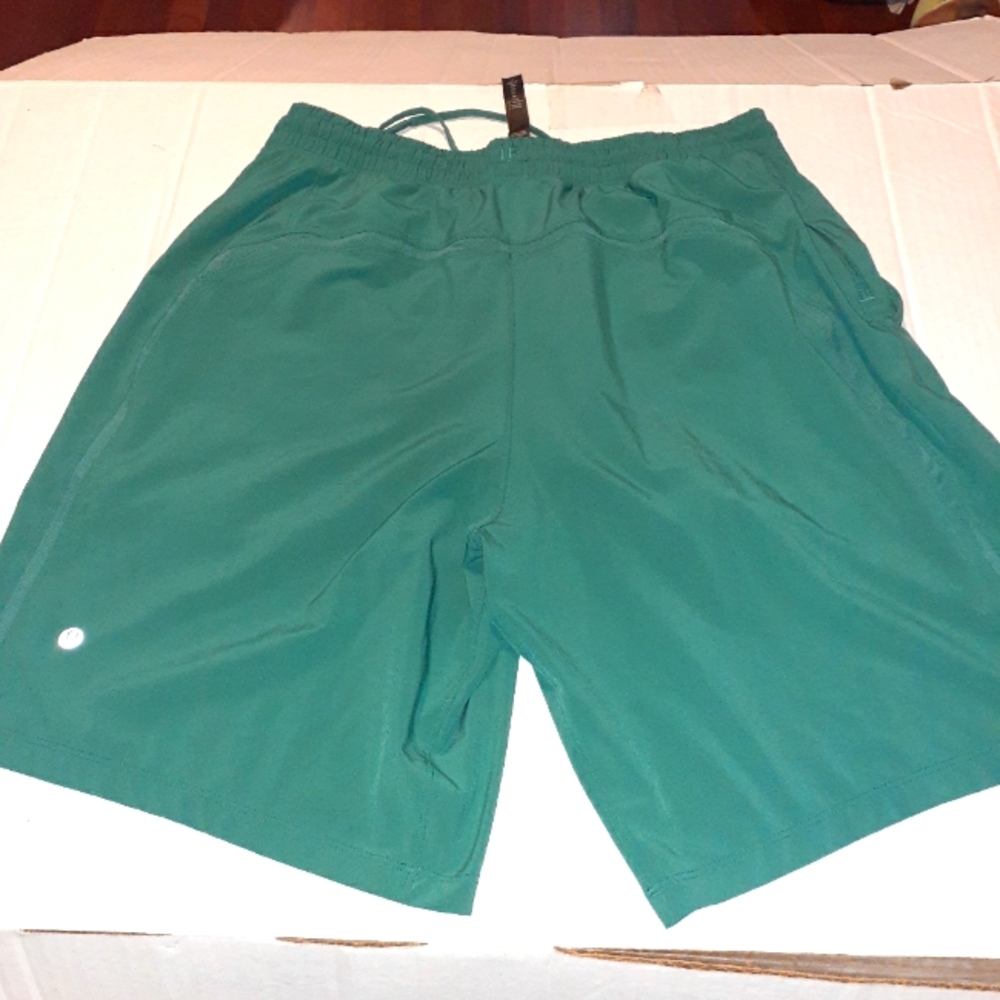 Lululemon men's shorts, size large teal color.